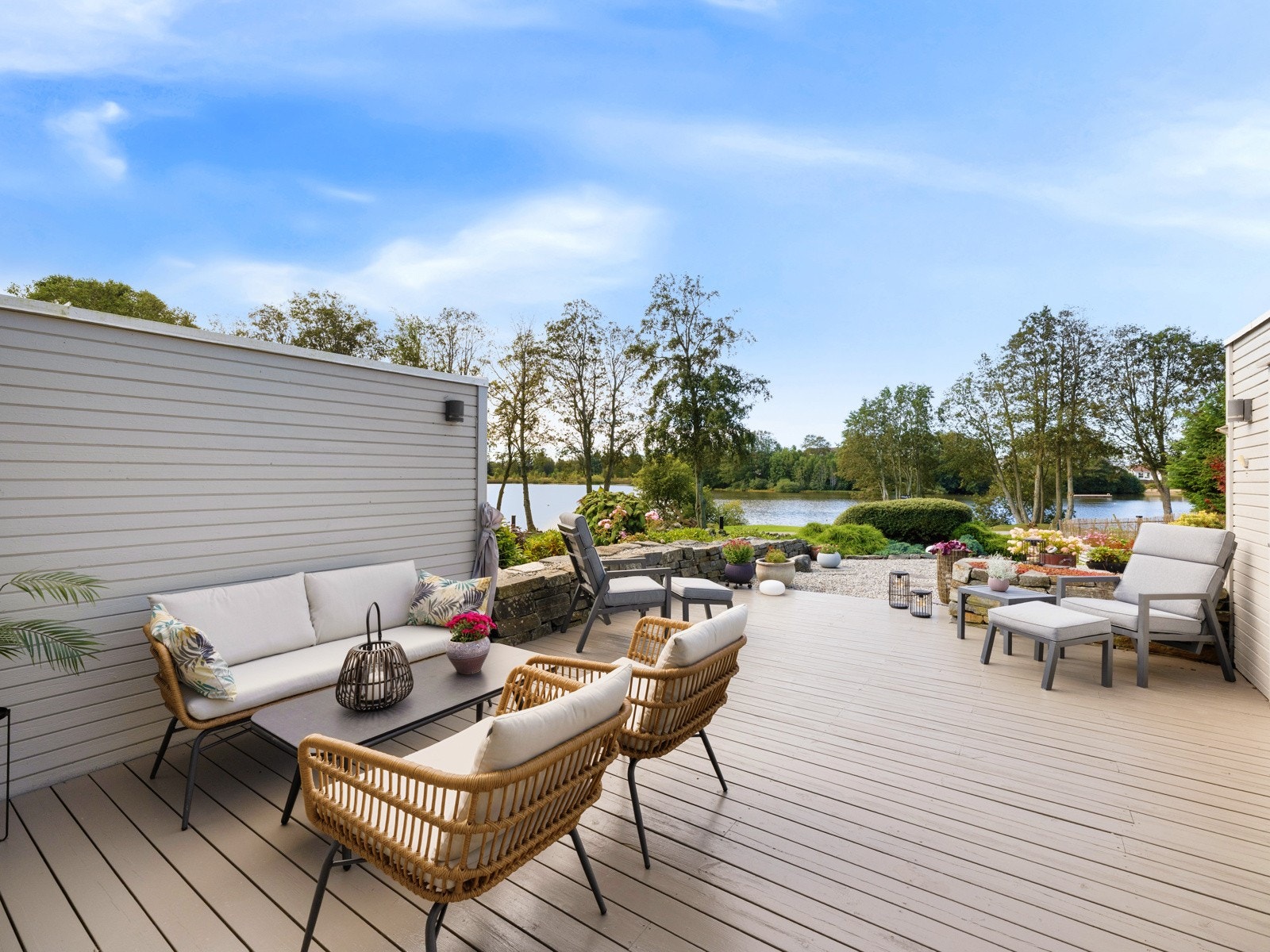 Uteområde gir god plass til utemøbler og hyggelige stunder. Galleribilde