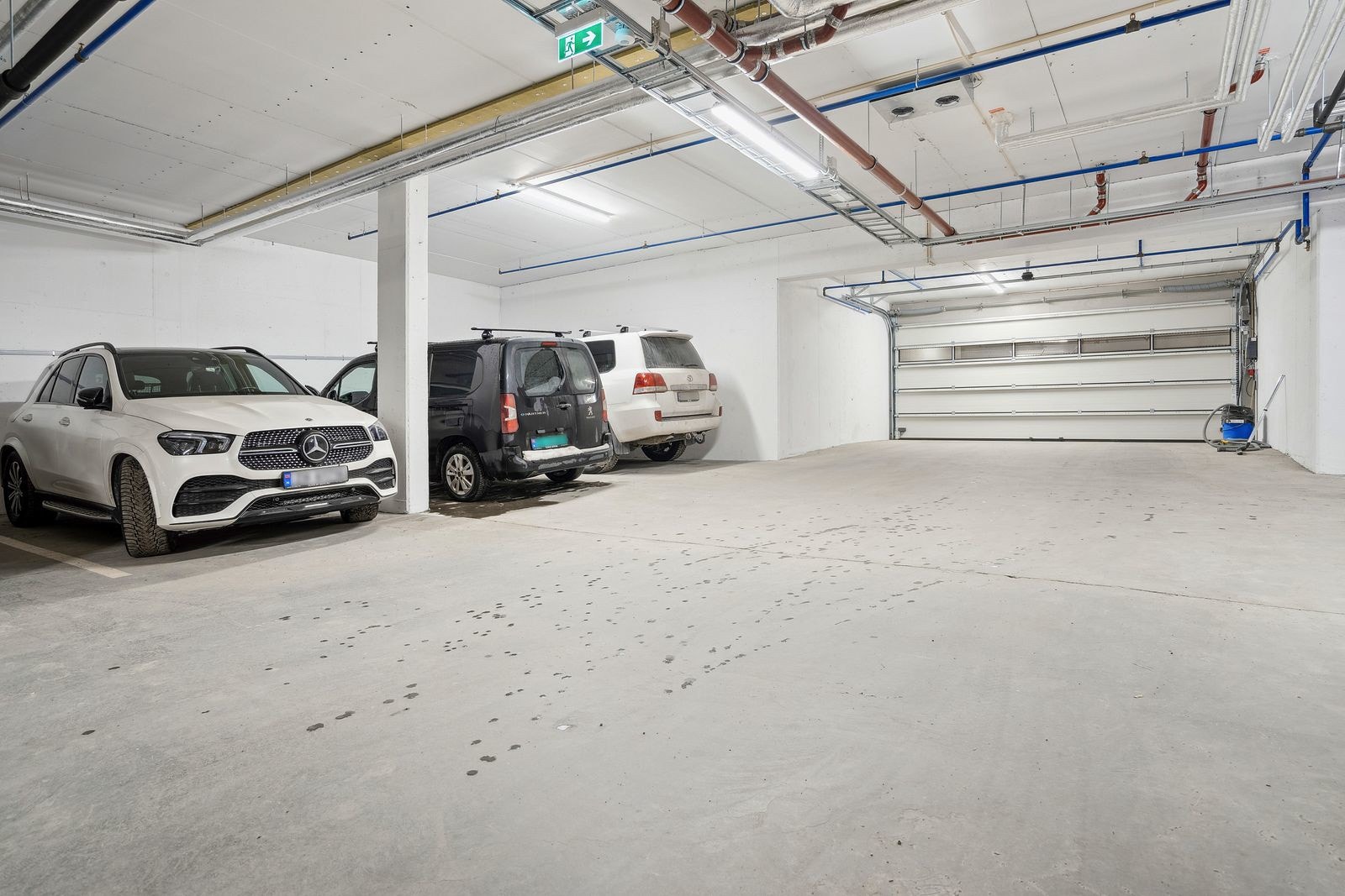En garasjeplass tilgjengelig for leie mot tillegg i husleie på kr. 1750. Galleribilde
