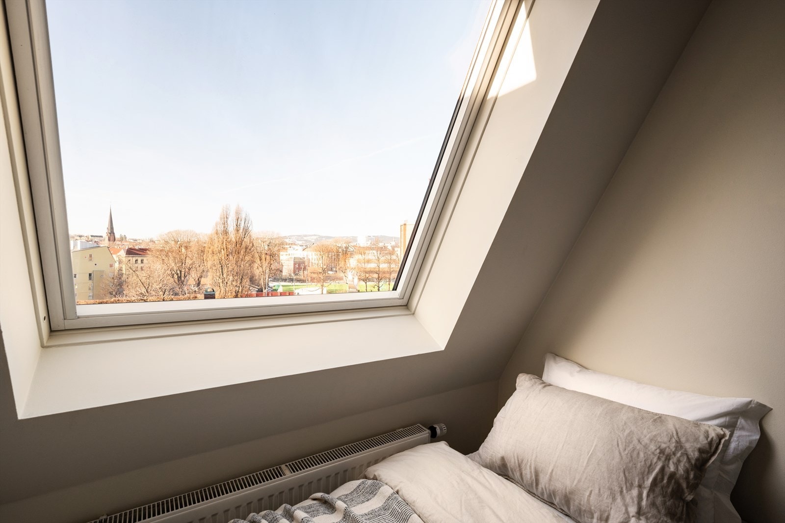 Godt med lysinnslipp fra stort vindu Galleribilde