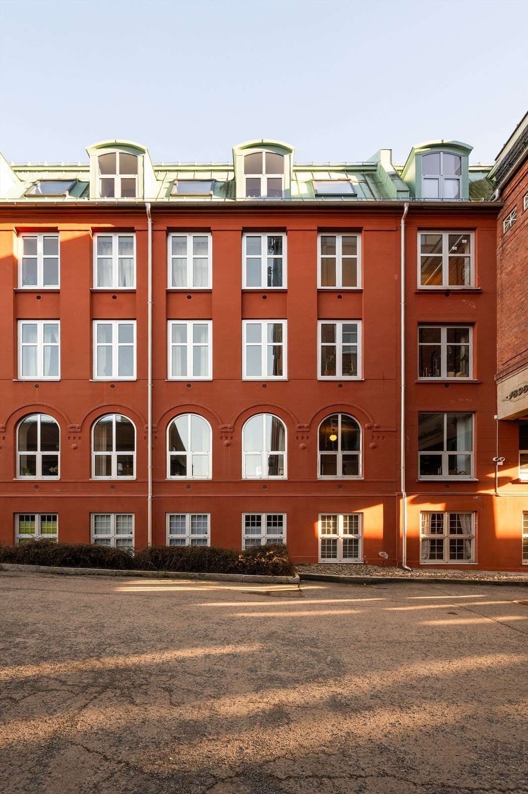 Fasaden - flott beliggenhet i byggets femte Galleribilde