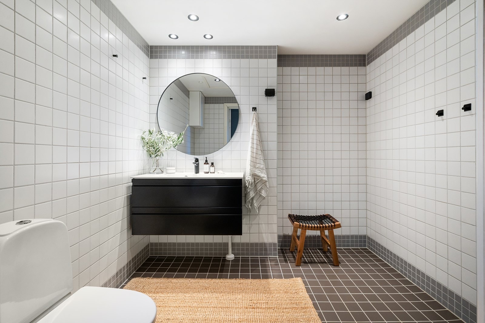Pent, flislagt baderom med vannbåren gulvvarme og downlights i himling Galleribilde