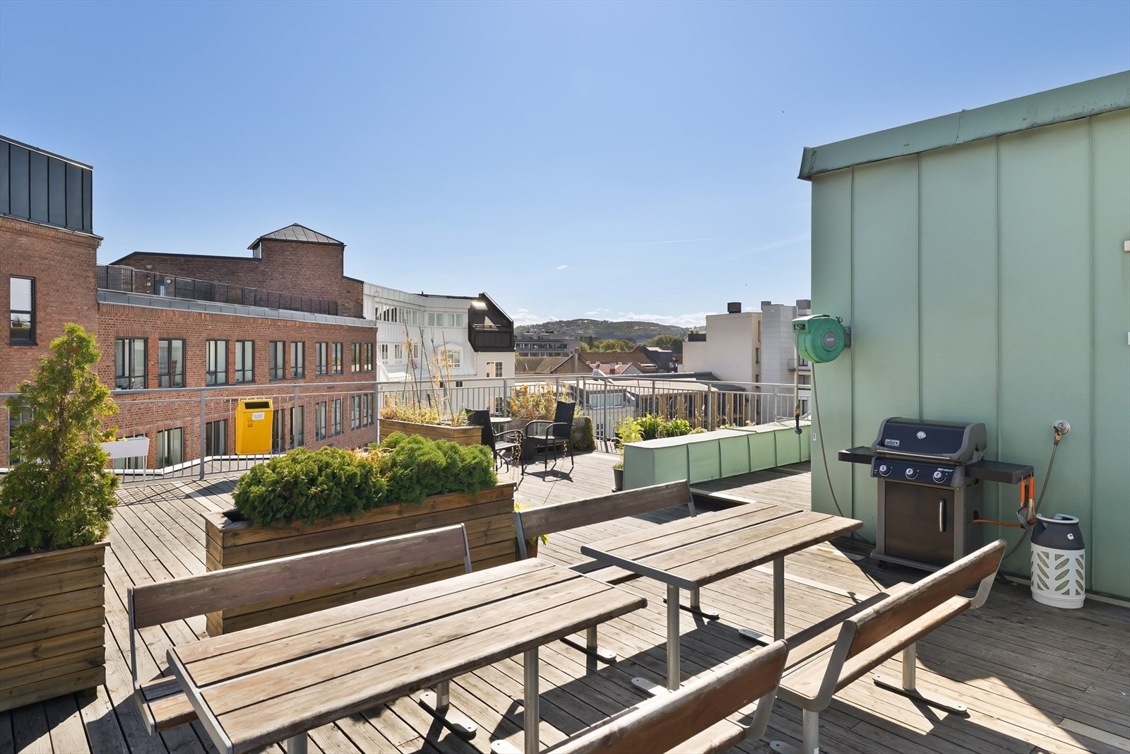 Sameiet har en felles takterrasse med flere sittegrupper, diverse beplantning og grill til felles benyttelse Galleribilde