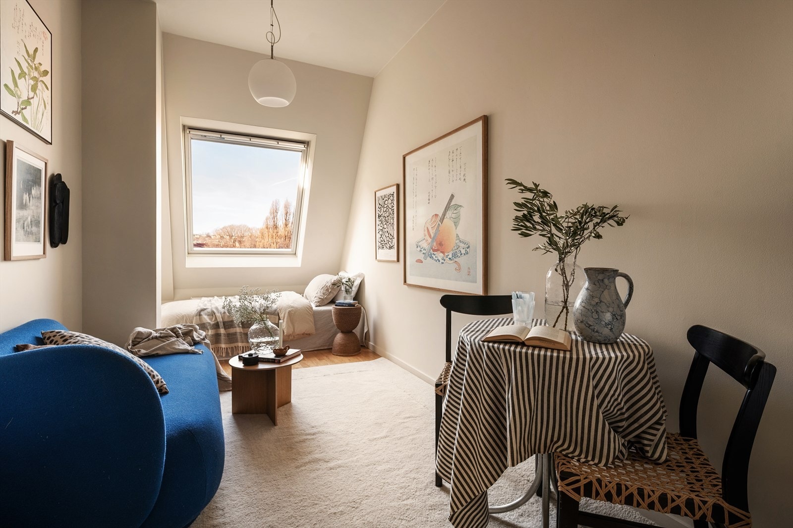 Den kan fint leies ut slik den er med entré, stue/ kjøkken og baderom, men kan også brukes som et soverom nr. 3 Galleribilde