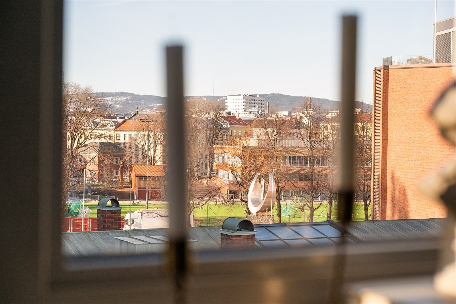 Stort vindu gir svært gode lysforhold Galleribilde
