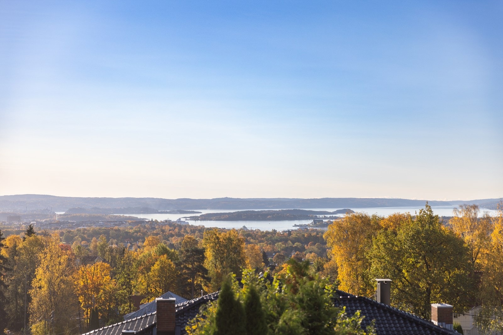 Boligen ligger fint plassert i en liten blindvei uten gjennomgangstrafikk. Galleribilde