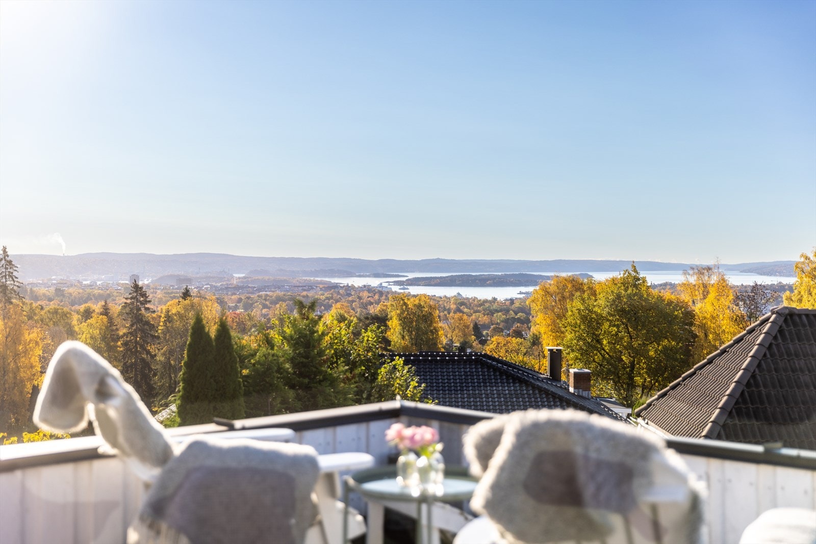 Takterrassen gir fantastiske sol- og utsiktsforhold. Vi gjør oppmerksom på at den ikke er godkjent av Plan- og bygningsetaten. Galleribilde