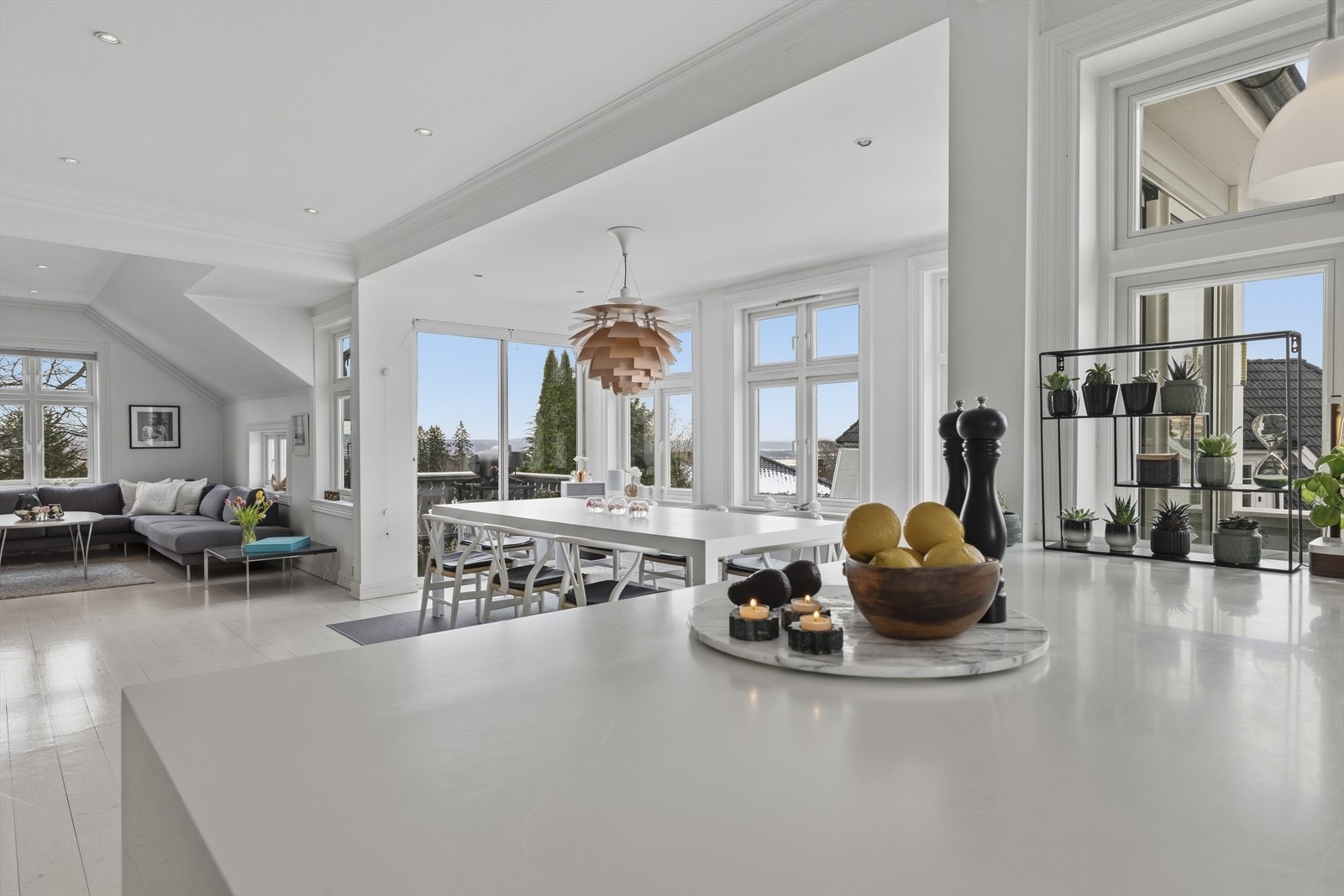 Store vinduer slipper rikelig med lys inn, og den åpne, luftige atmosfæren gir en umiddelbar følelse av å komme hjem. Galleribilde