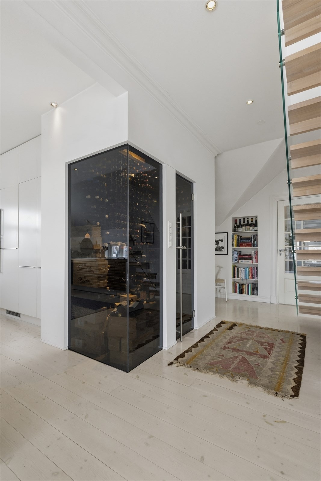 I kjøkken-/spisestuen er det etablert et påkostet og prakisk vinrom som tilfører boligen et eksklusivt og særegent preg. Galleribilde