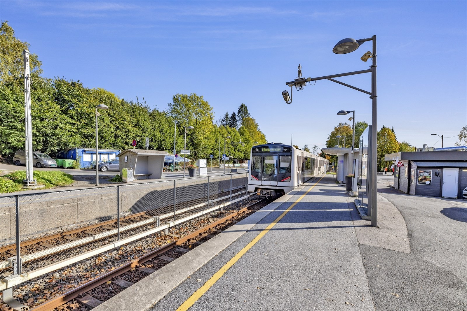 Kort avstand til T-bane via Smestad T-banestasjon. Herfra går det jevnlige avganger mot blant annet Majorstuen og videre til Oslo sentrum Galleribilde