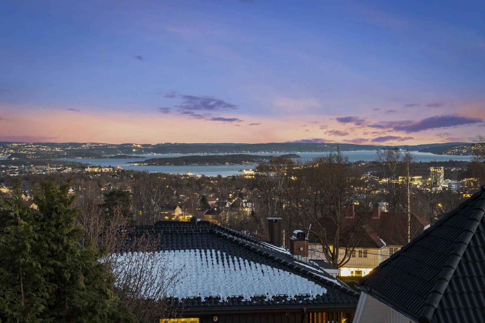 Nyt praktfull utsikt over Oslo og Oslofjorden fra boligen. Galleribilde