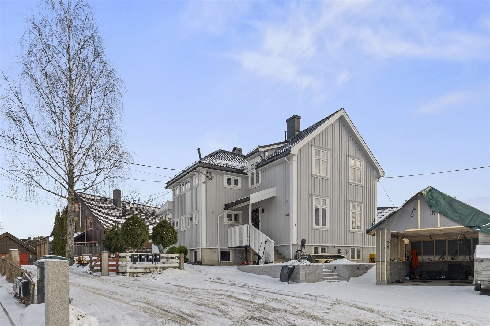 Villaen er opprinnelig fra 1915, og ble omgjort til tomannsbolig i 2000. Galleribilde