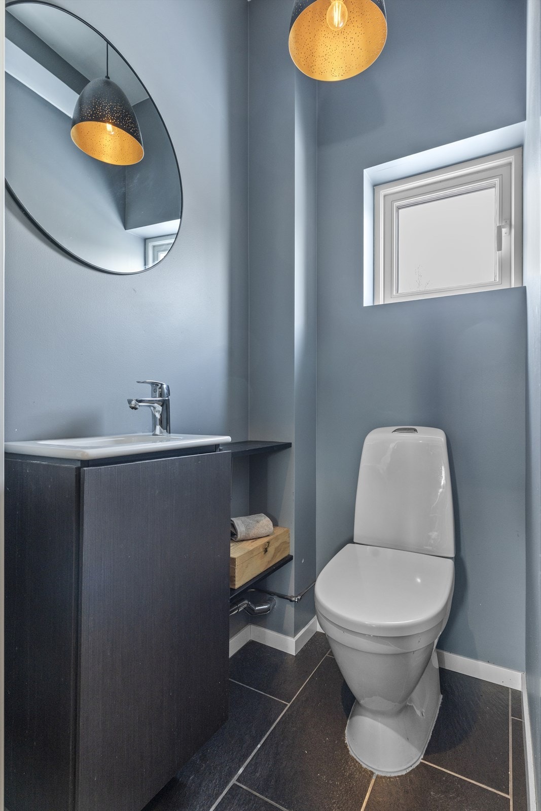 Etasjen inneholder også et praktisk toalett, noe som er funksjonelt for både beboere og gjester. Galleribilde