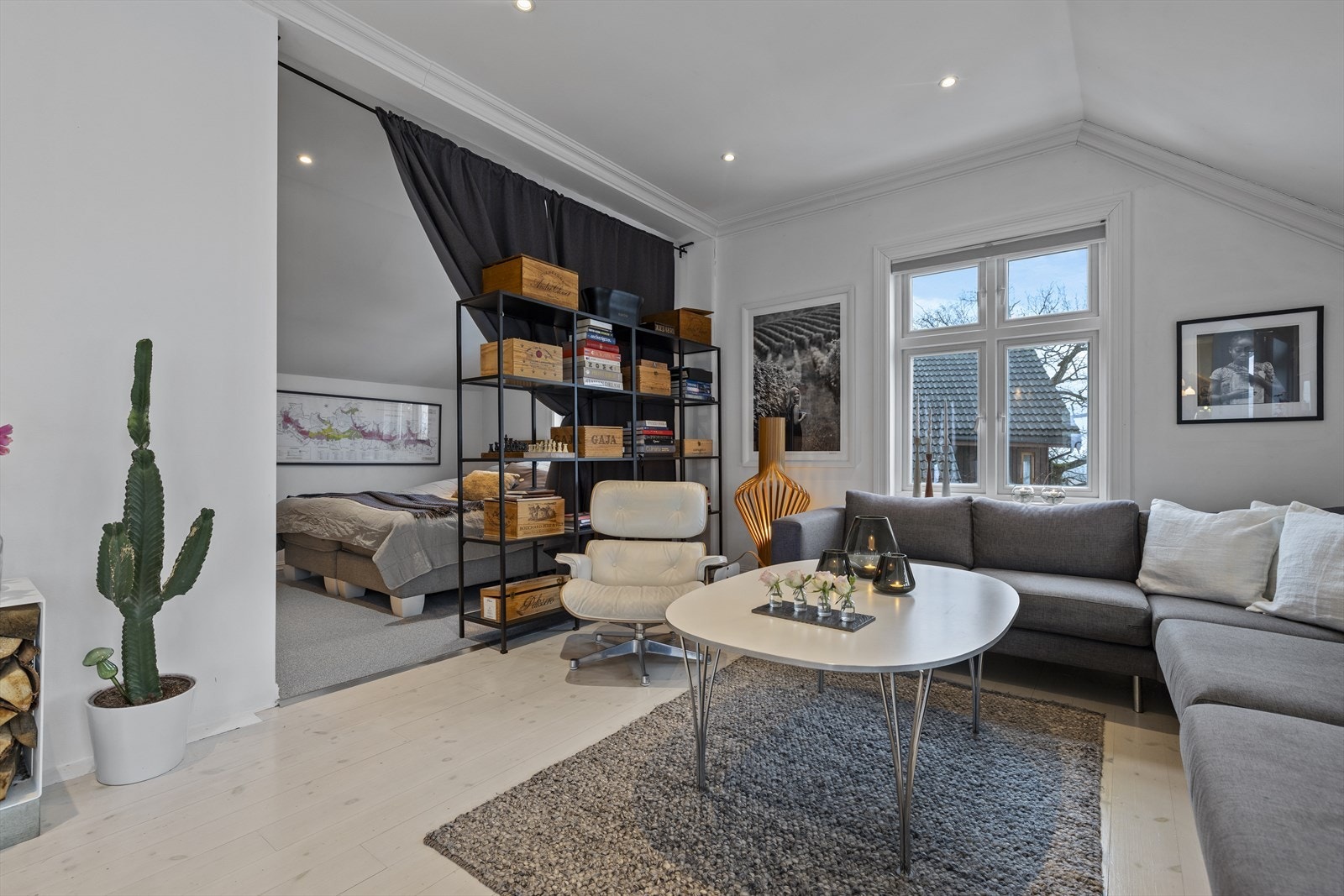 Stuen er smart innredet med en fleksibel sovealkoveløsning, hvor en gardin skjermer av en egen sovedel. Galleribilde