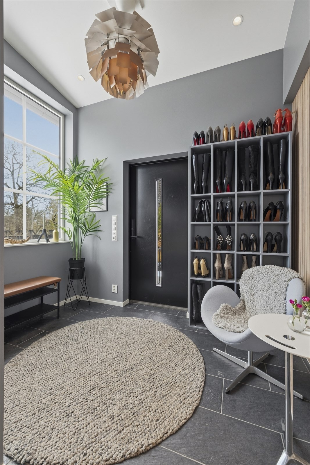 Boligen har adkomst via 1. etasje, hvor man ønskes velkommen inn i en romslig entré/hall med god plass til oppbevaring av yttertøy og sko. Galleribilde