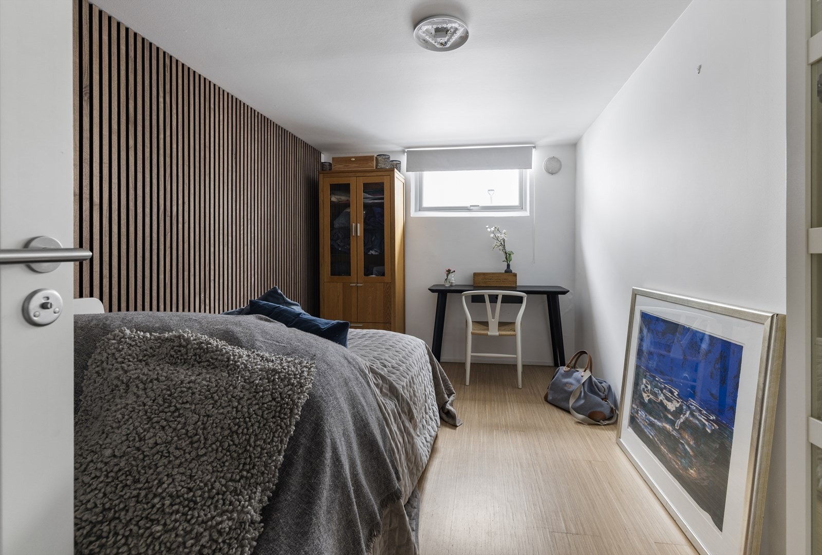 Tilhørende rom i kjeller er i dag innredet som et soverom. Galleribilde