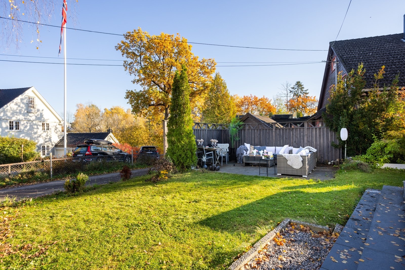 Frodig hage og flere solrike uteplasser gir rom for lek, grilling og hyggelige stunder med familie og venner. Galleribilde