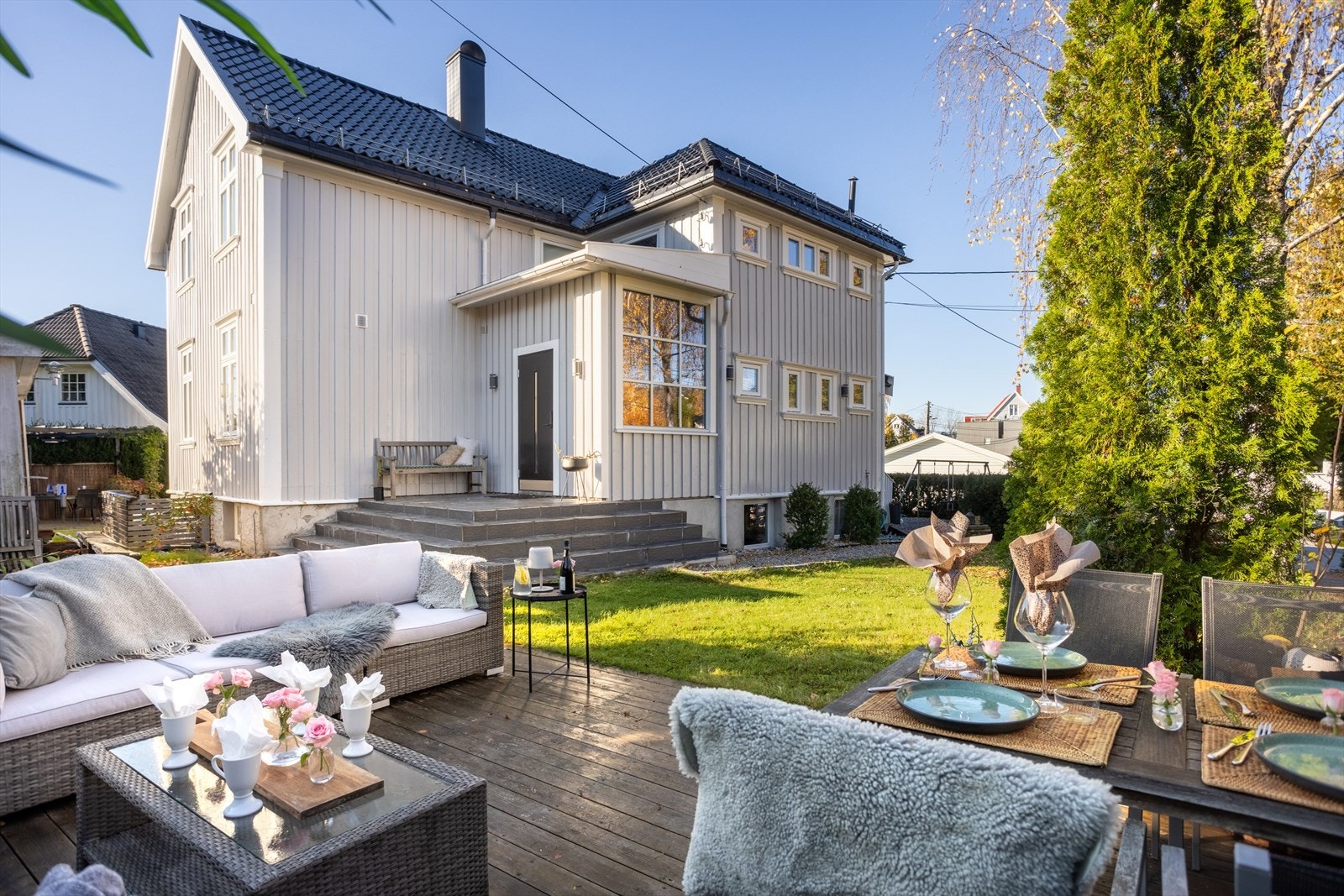 Eiendommen byr på frodig hage og flere hyggelige, solrike uteplasser. Galleribilde