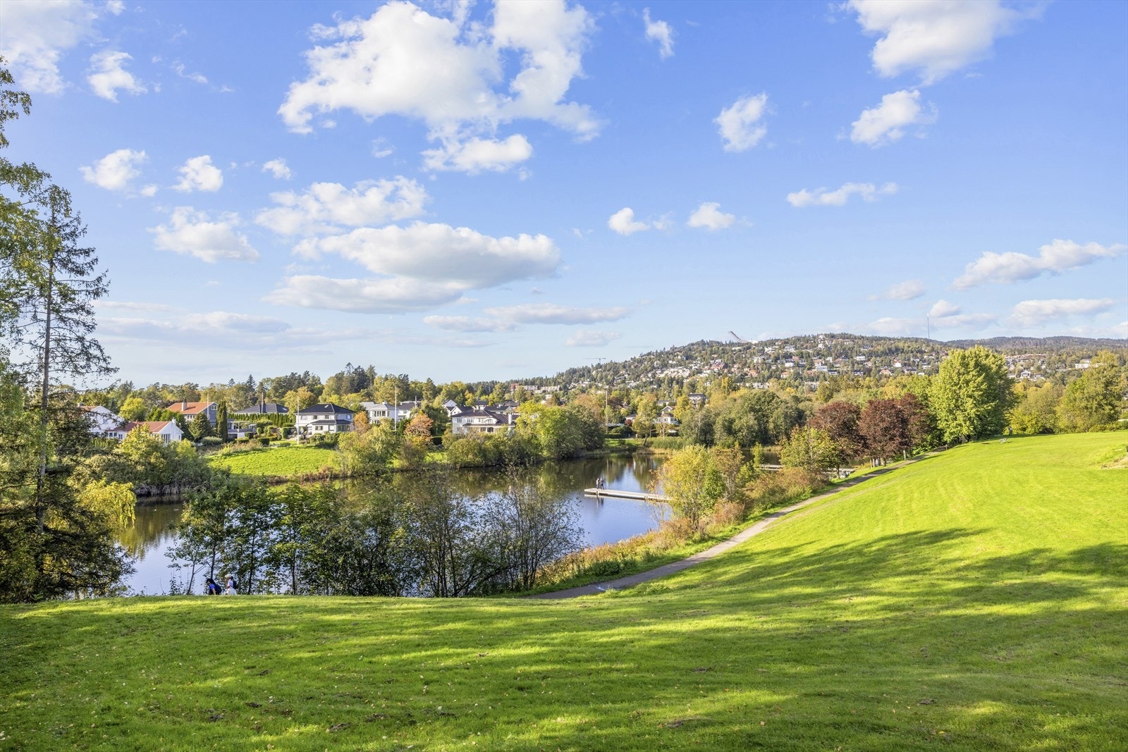 Idylliske Holmendammen. Området har også nærhet til flere parker og grøntområder som egner seg godt til lek, piknik og uformell aktivitet. Galleribilde