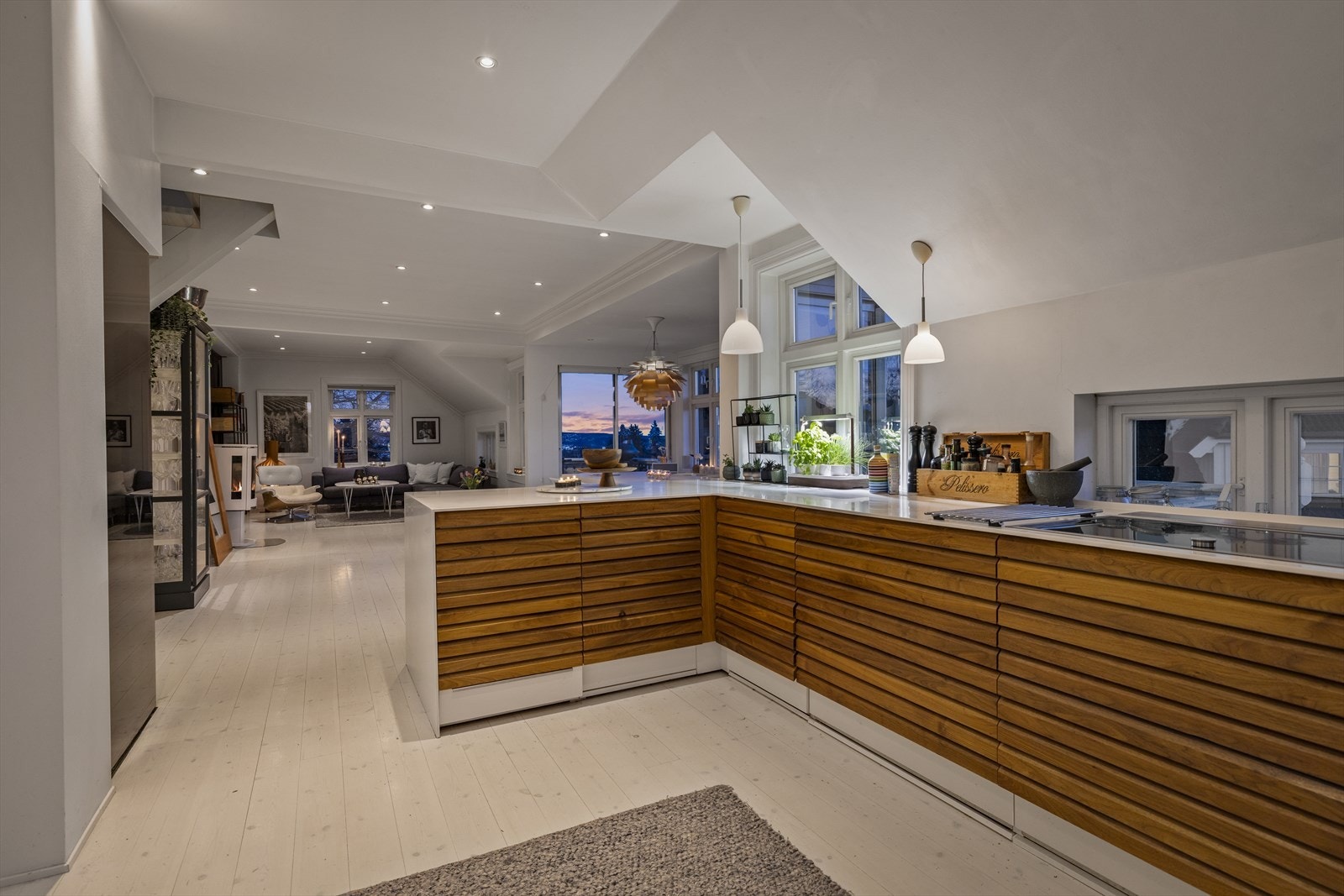 Kjøkkenet har en pen innredning fra danske merket Multiform i valnøtt, fra 2015/2018. Innredningen består av en kombinasjon av glatte og profilerte fronter, som gir et stilrent og harmonisk uttrykk. Galleribilde