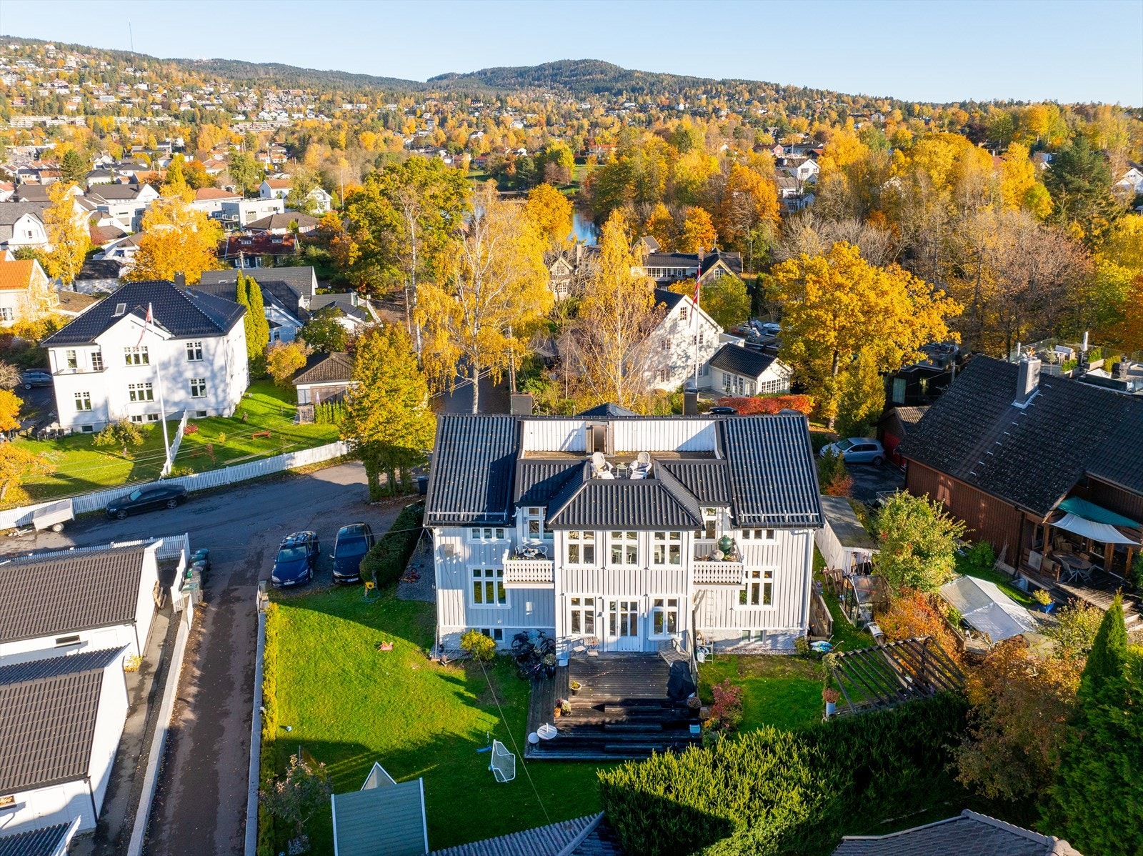 Sisilie Berg v/Nordvik Frogner har gleden av å presentere Slyngveien 19A. En særegen og attraktiv halvpart av tomannsbolig med praktfull utsikt, solrike uteplasser og biloppstillingsplass beliggende ved idylliske Holmendammen.
Foto: Marika Mørkestøl Galleribilde