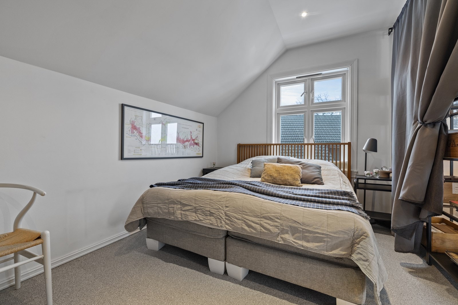 Her har du god plass til en dobbeltseng og tilhørende soveromsmøblement. Galleribilde