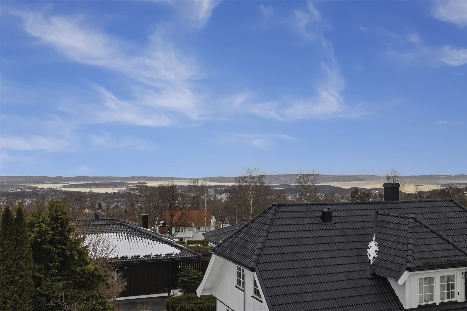 Det gjøres oppmerksom på at det ikke foreligger godkjent dokumentasjon for takterrassen. Galleribilde