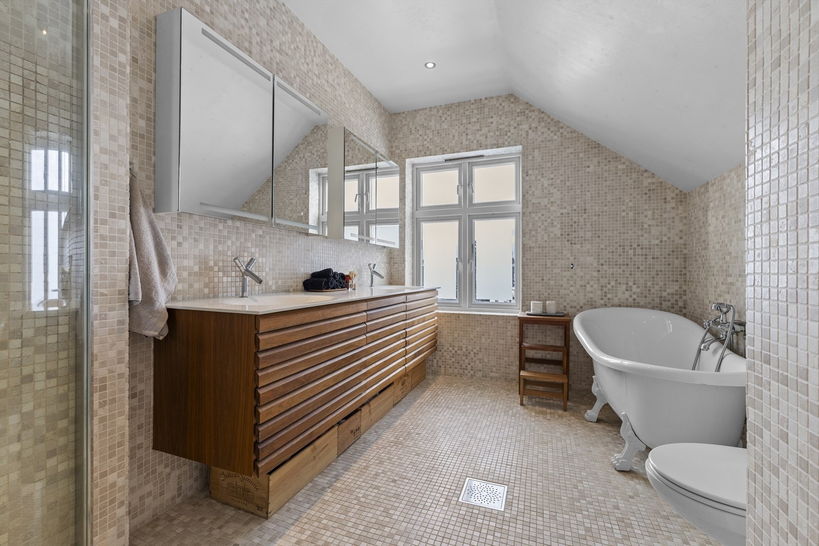 Badet fremstår som romslig og velutstyrt, og er ifølge eier pusset opp i perioden 2015-2018. Galleribilde