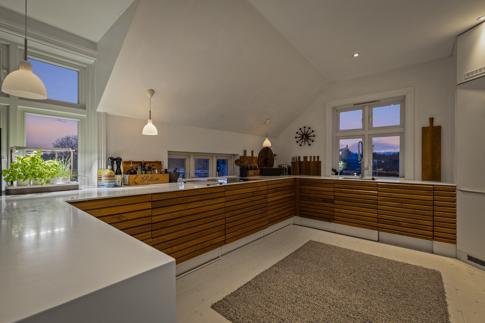 Kjøkkenet kombinerer funksjon og design, med lun kveldsstemning som setter rammen for hyggelige stunder. Galleribilde