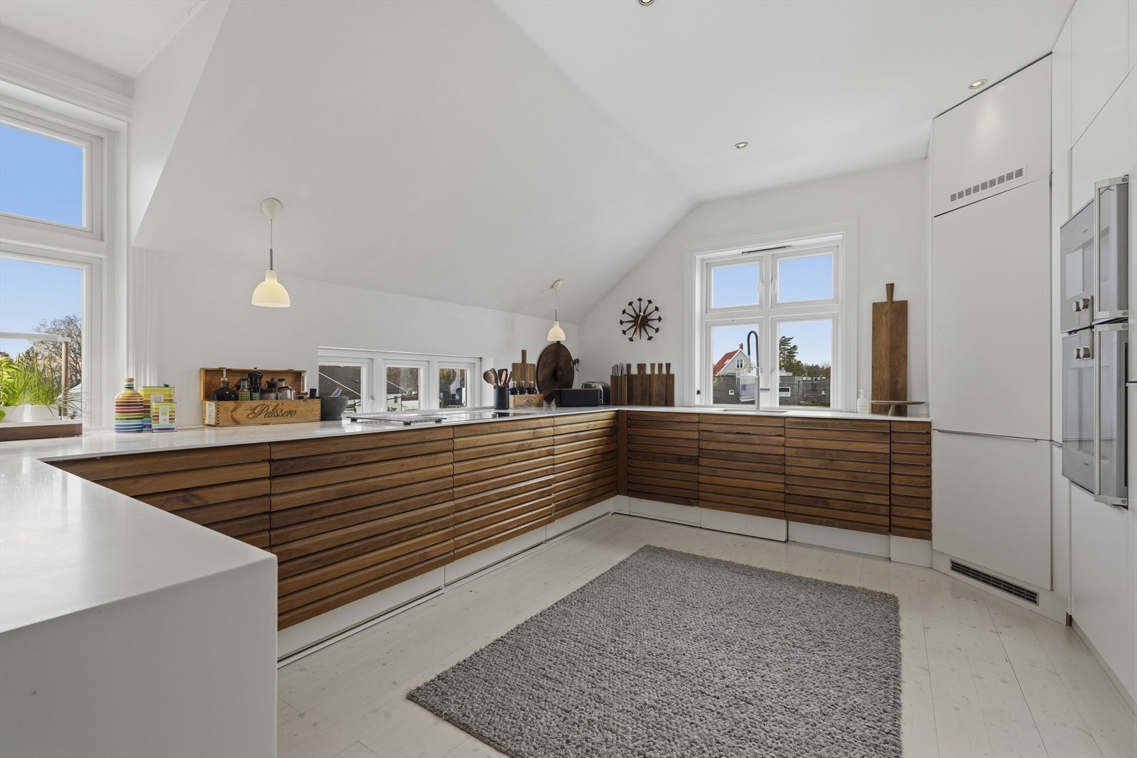 Kjøkkenet er utstyrt med et romslig kjølhjørne som gir gode oppbevaringsmuligheter for matvarer. Galleribilde