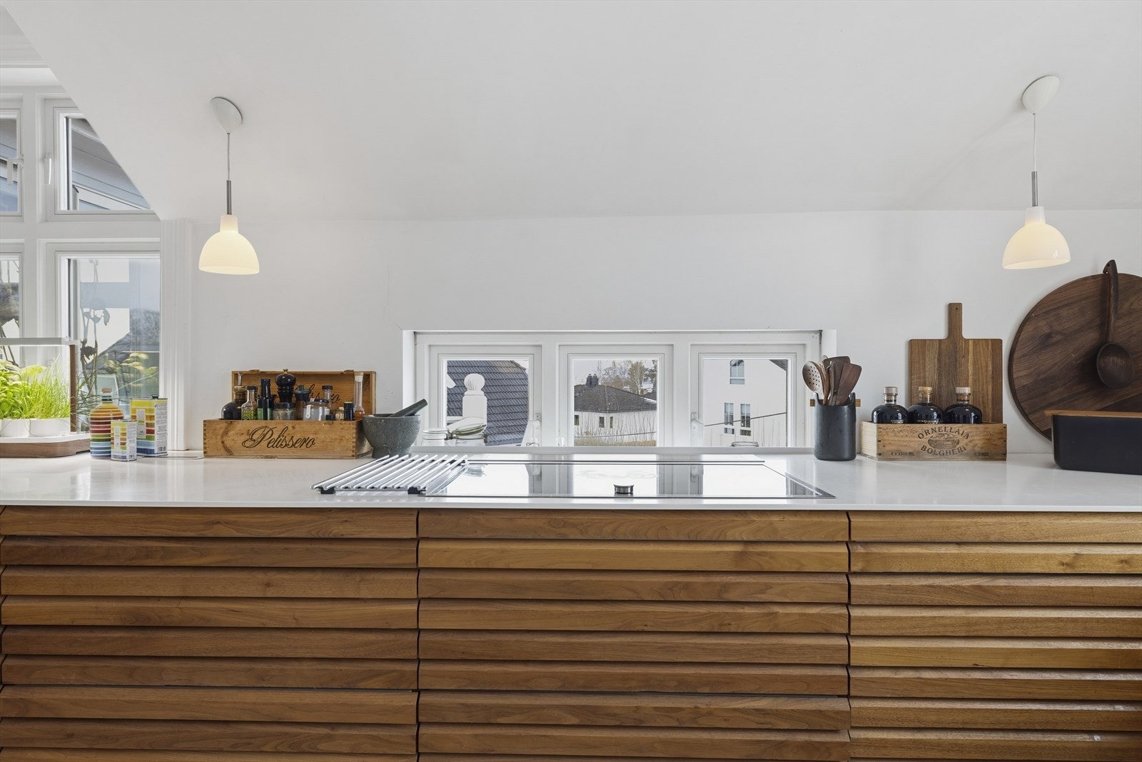 Eksklusiv benkeplate i corian med underlimt kum i rustfritt stål understreker den solide kvaliteten. Galleribilde