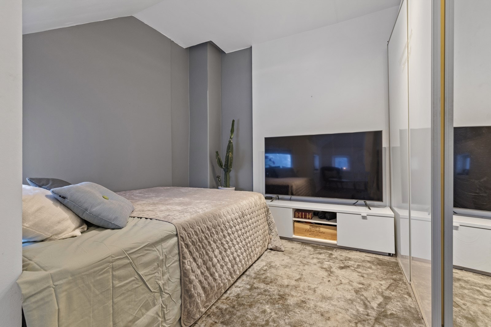 Etasjen inneholder også et soverom av god størrelse. Galleribilde