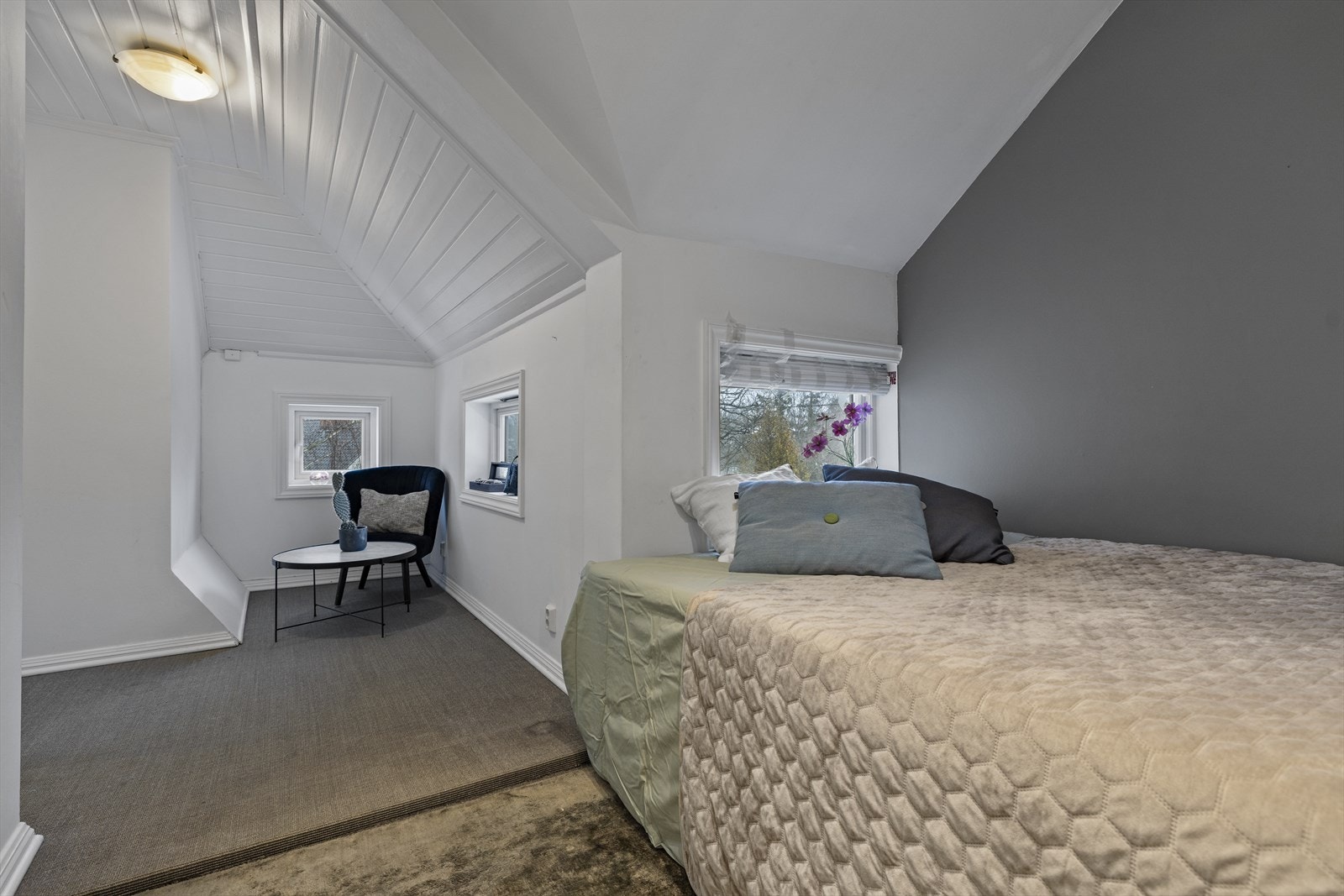 Her har du plass til dobbeltseng samt tilhørende soveromsmøblement. Galleribilde