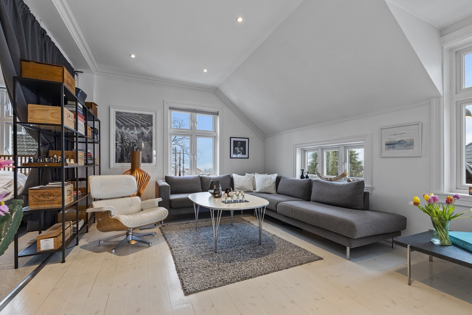 Boligen har en praktisk planløsning med hoveddel i 2. etasje, hvor man finner en romslig stue og spisestue i åpen løsning mot kjøkkenet. Galleribilde