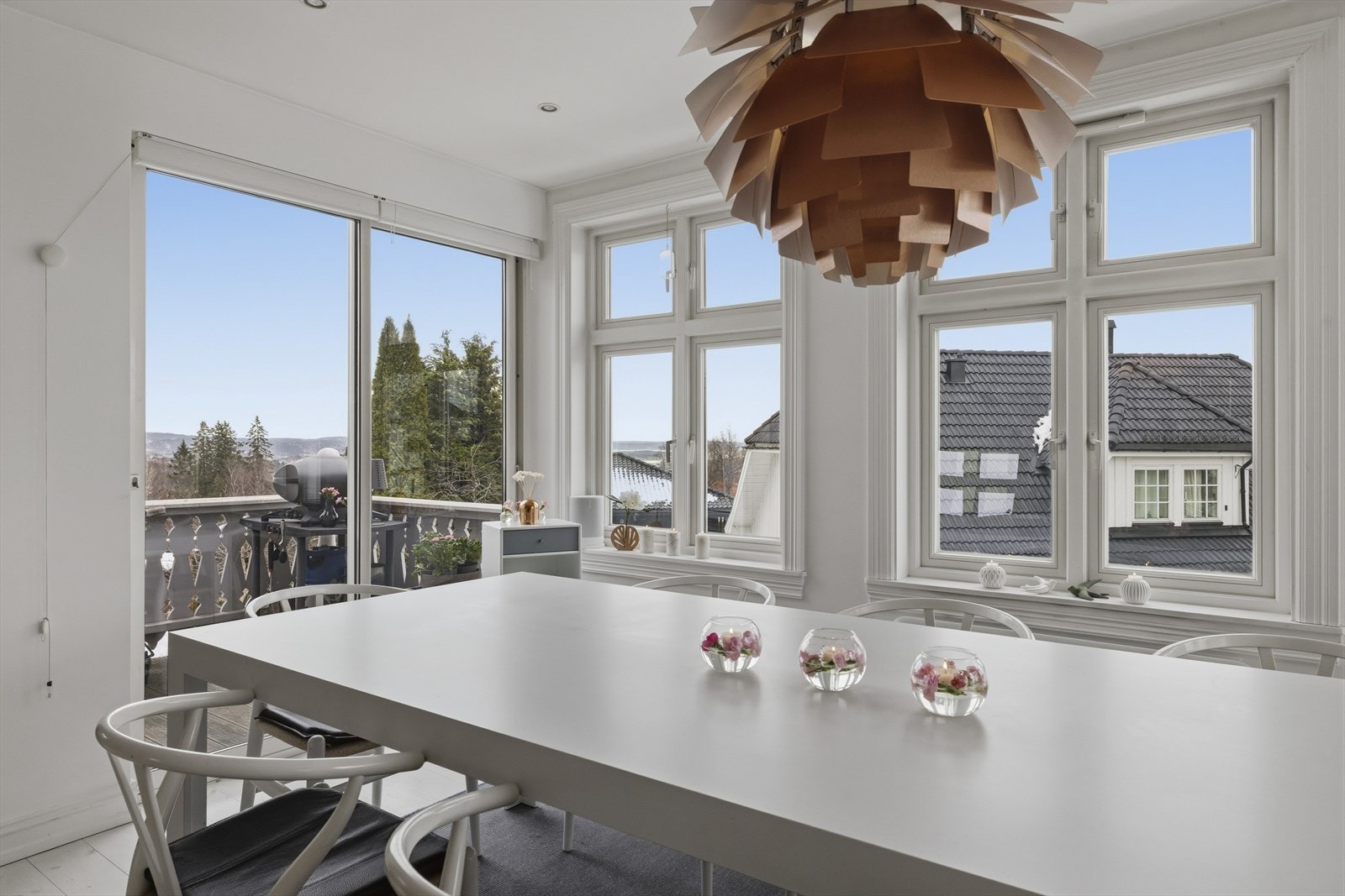 Dette har gitt et lyst og romslig oppholdsrom med flotte vindusflater og direkte utgang til balkongene. Galleribilde