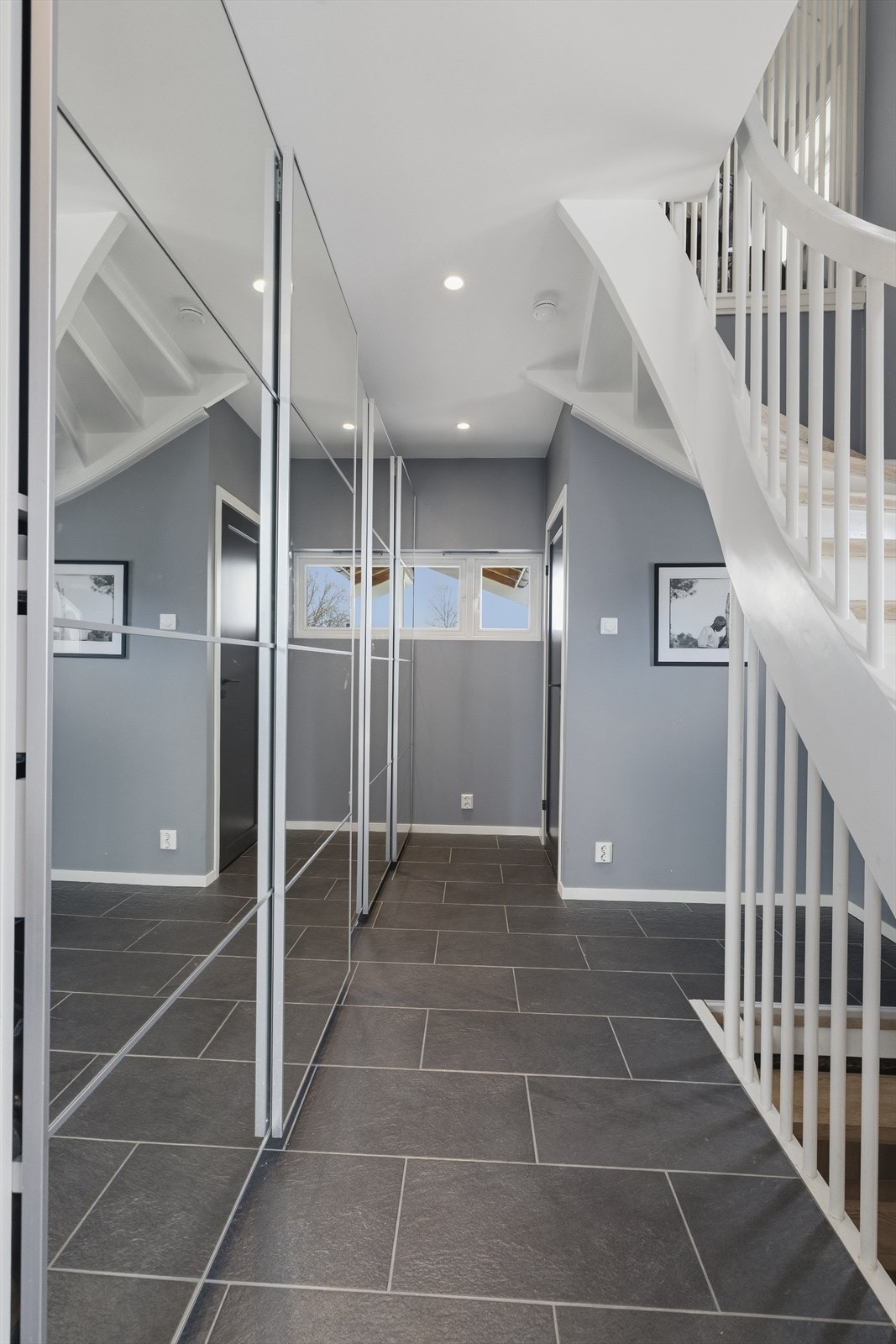 Her er det etablert garderobeskap med gode oppbevaringsmuligheter, og fra entréen er det naturlig videre adkomst til resten av boligen via trapp. Galleribilde