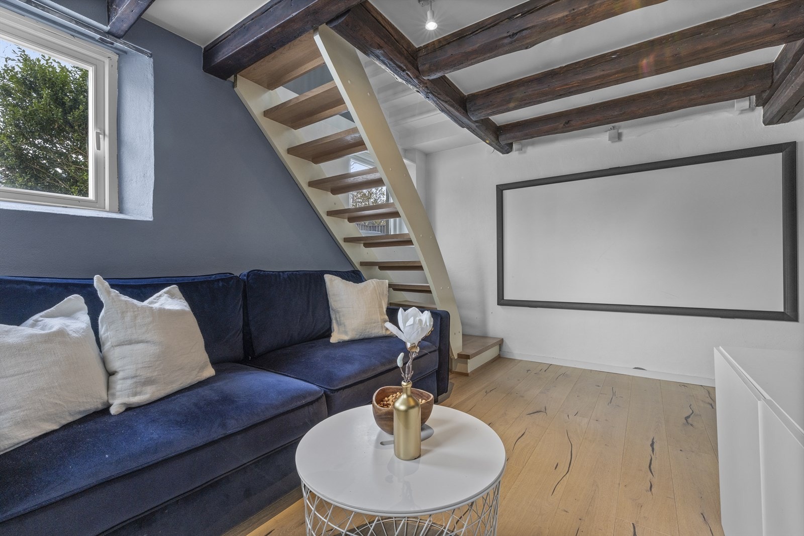 Kjelleretasjen består i dag av et innredet rom og en kjellerstue som gir boligen ekstra bruksareal og fleksible bruksmuligheter. Galleribilde