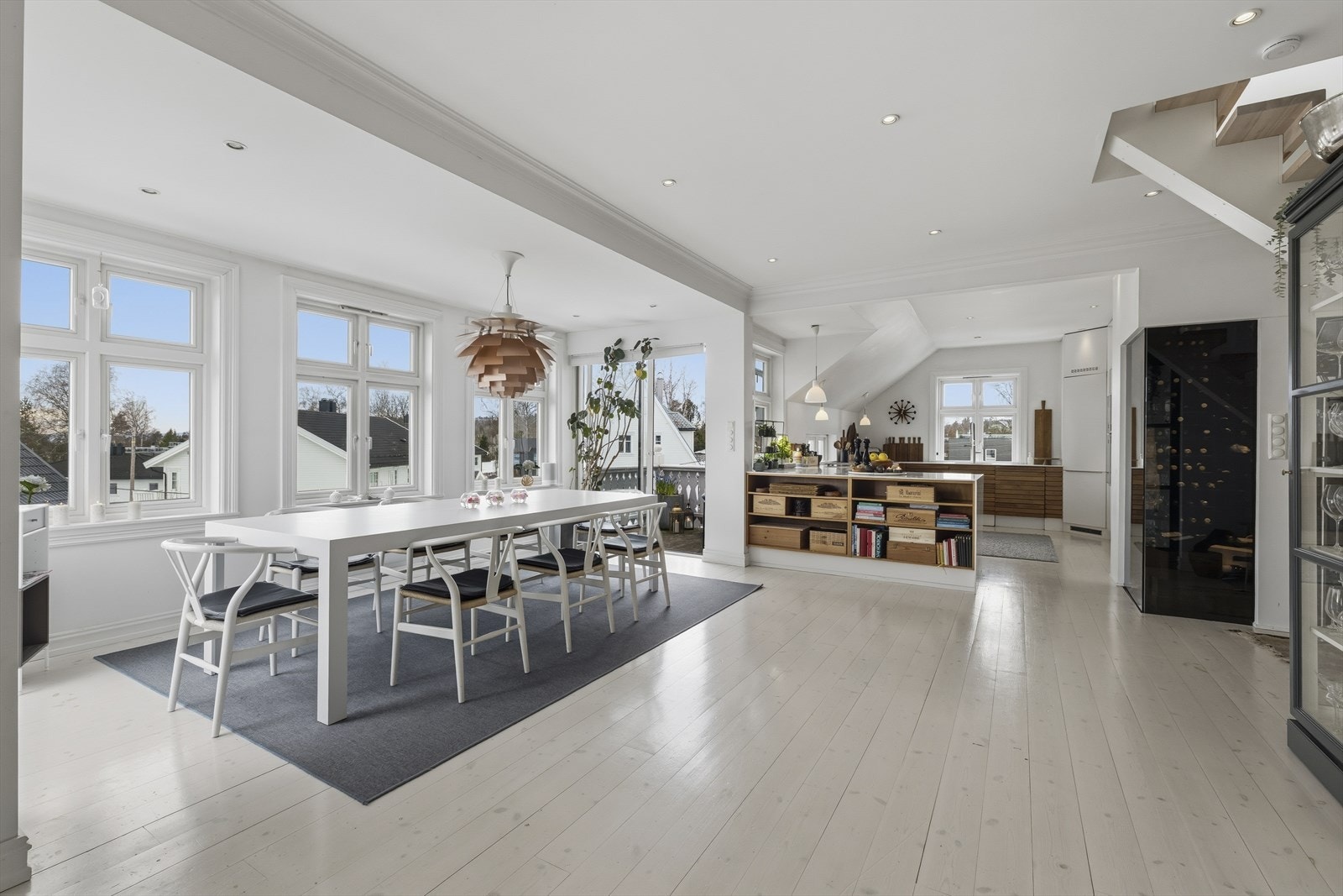 Den åpne planløsningen og de store vindusflatene skaper en luftig og innbydende atmosfære. Galleribilde