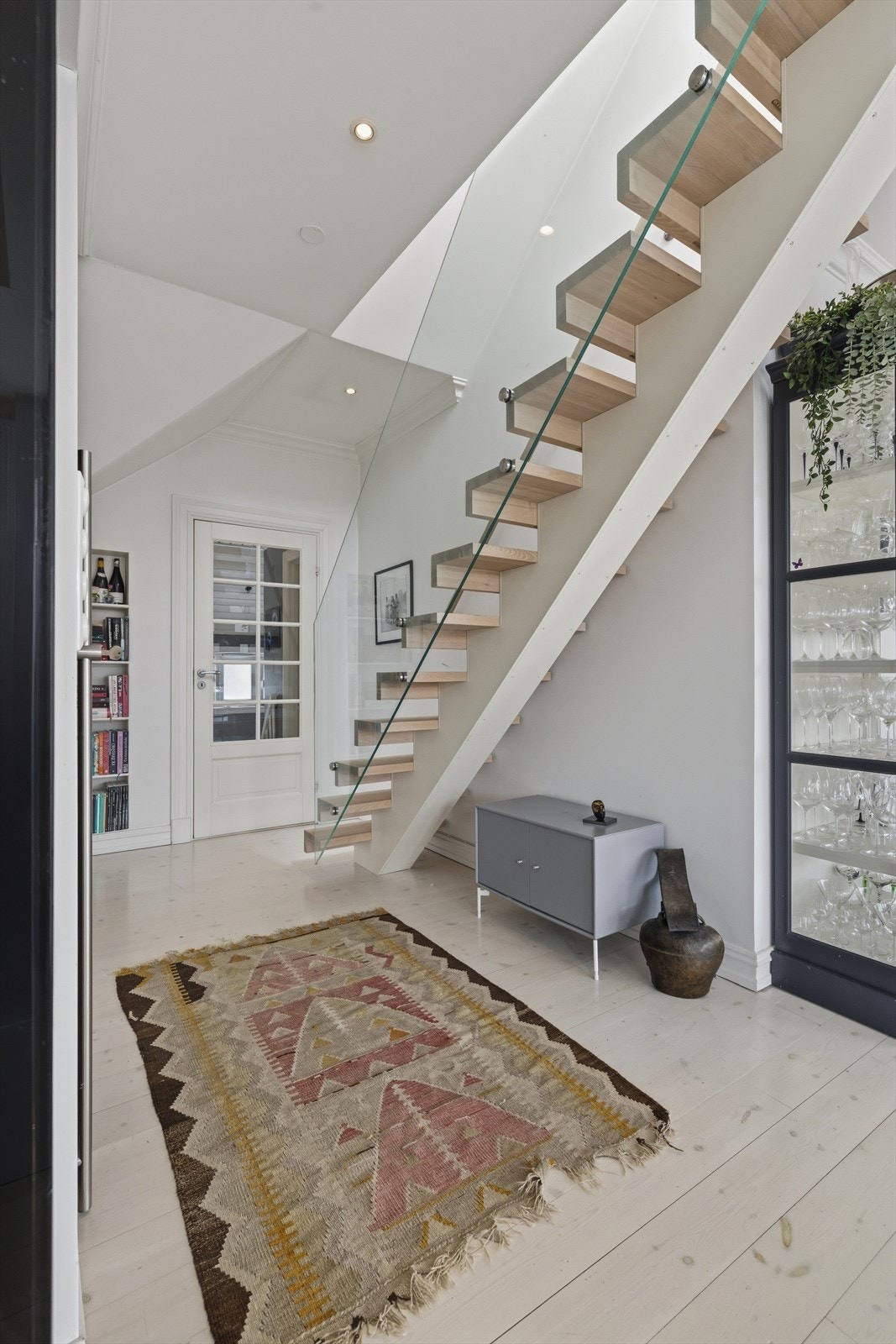 Videre fra stuen er det adkomst til boligens private takterrasse. Galleribilde