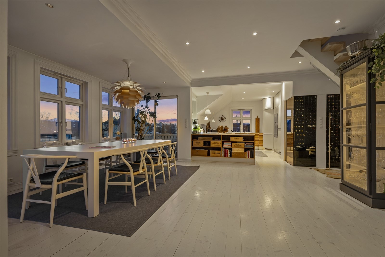 Her finner man en romslig stue og spisestue i åpen løsning mot kjøkkenet, som skaper et sosialt og lyst oppholdsrom. Galleribilde