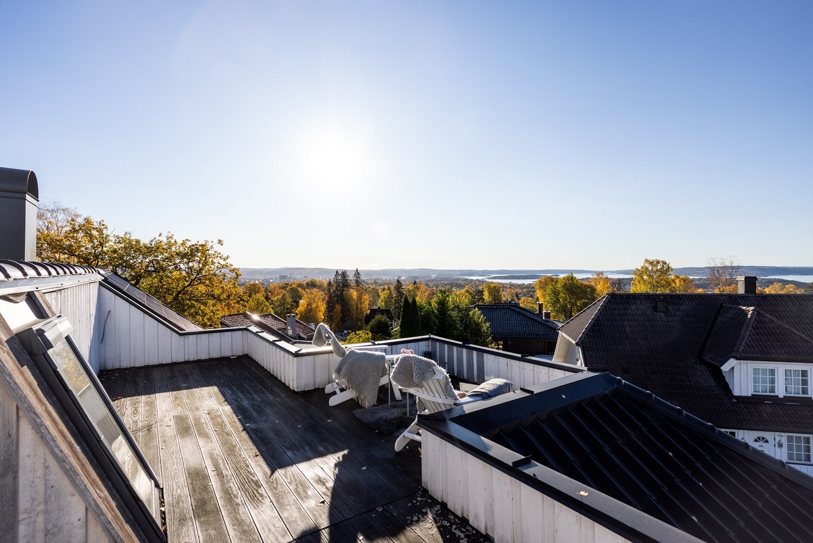 Takterrassen byr på vidstrakt utsikt og nydelig solforhold. Vi gjør oppmerksom på at den ikke er godkjent av Plan- og bygningsetaten. Galleribilde