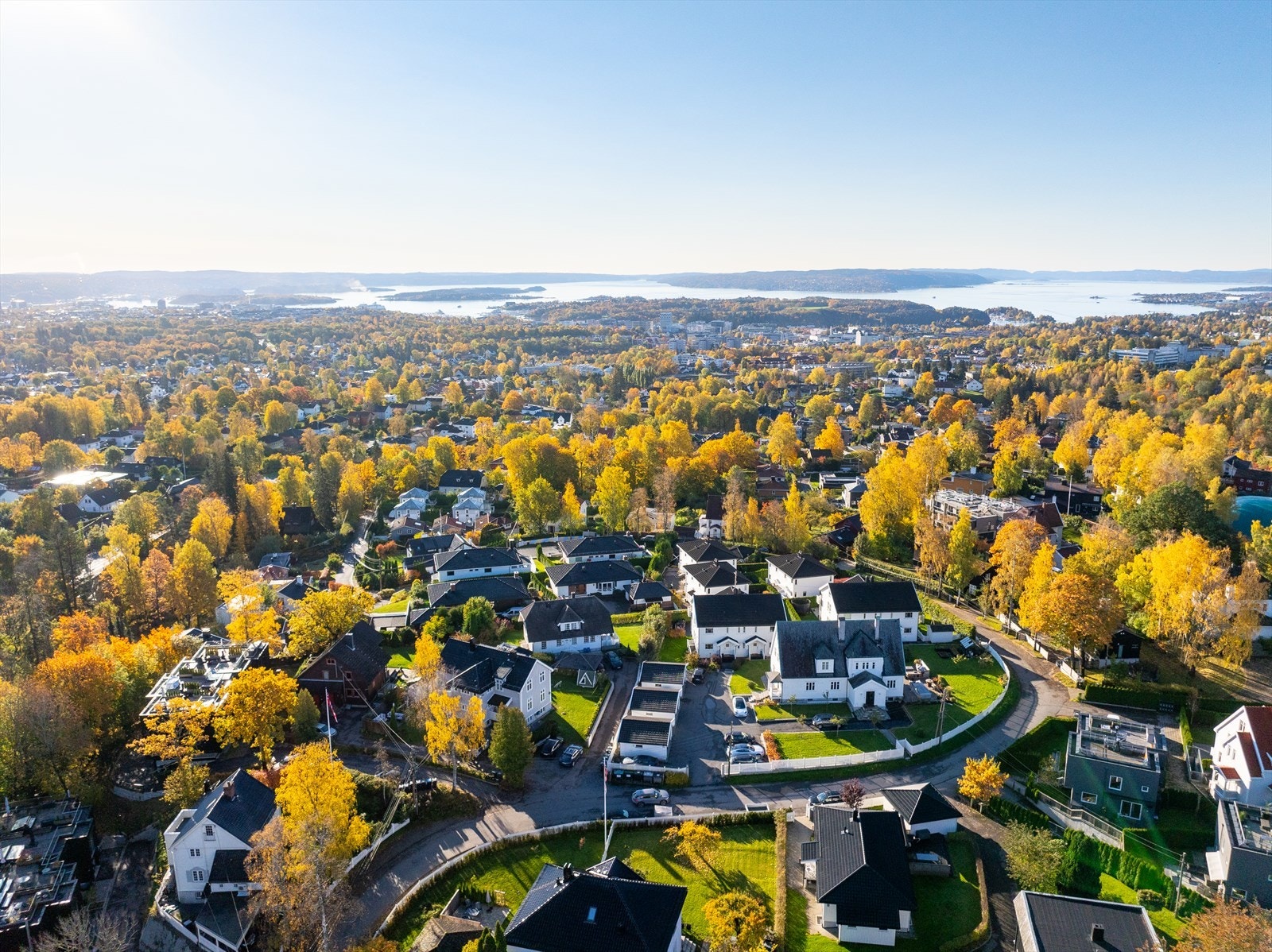 Biloppstillingsplass med elbillader på egen gårdsplass. Galleribilde