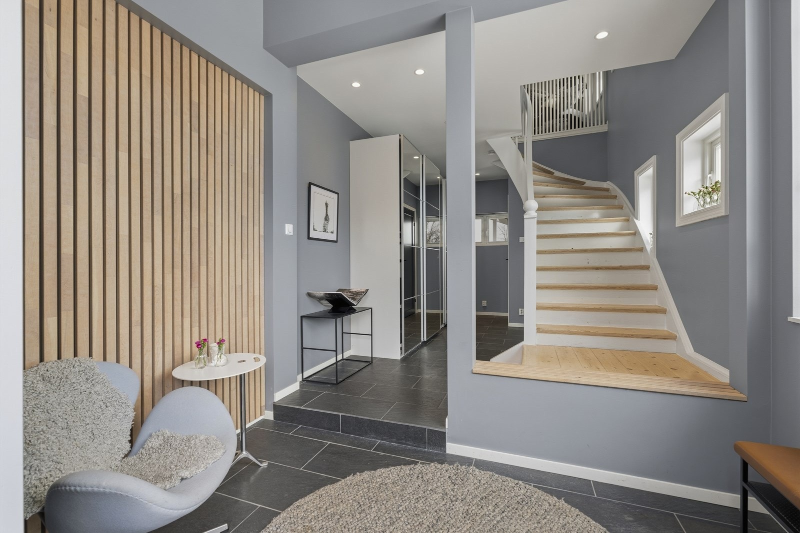 Entréen er pent flislagt og innbydende, med dekorativ spilevegg og varmekabler i gulvet som gir ekstra komfort. Galleribilde