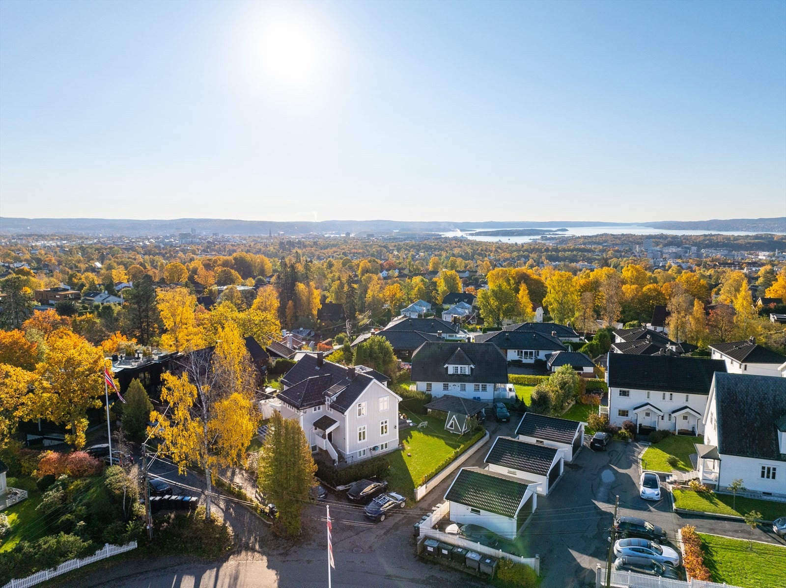 Boligen ligger i et etablert og familievennlig område med kort vei til flotte tur- og rekreasjonsmuligheter i Nordmarka. Samtidig er det enkel tilgang til kollektivtransport, servicetilbud og byliv. Galleribilde