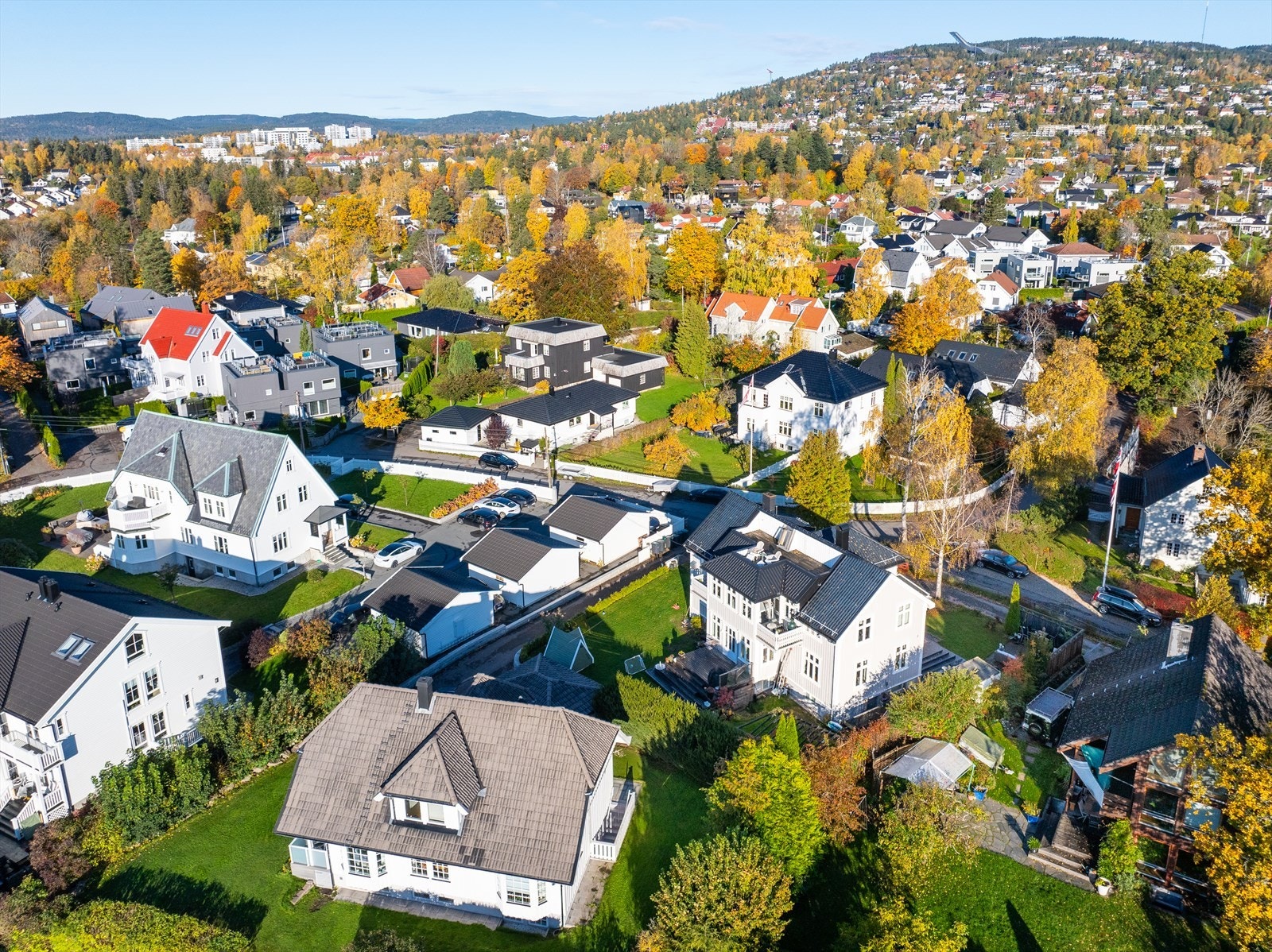 Et stilfullt og innbydende halvpart av tomannsbolig i barnevennlige, stille og idylliske omgivelser ved Holmendammen. Galleribilde