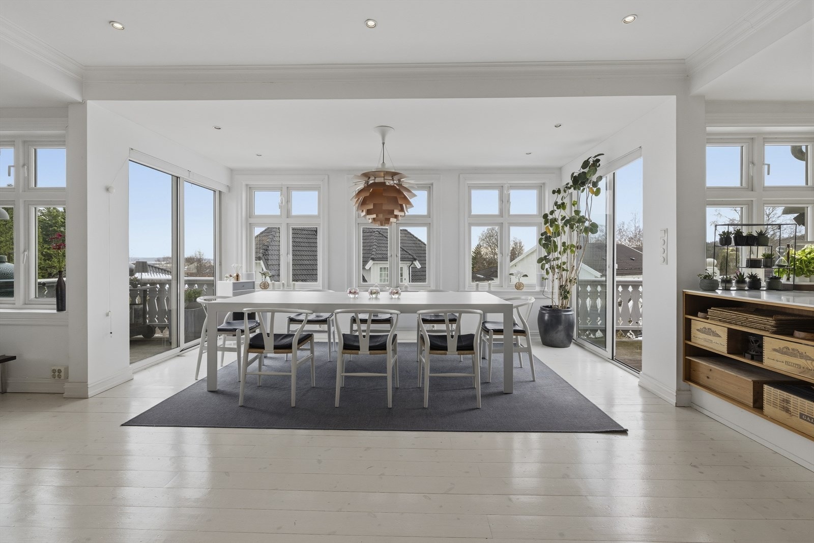 I 2013 ble boligen påbygget med to balkonger, samtidig som tidligere altan ble innlemmet i stuen. Galleribilde