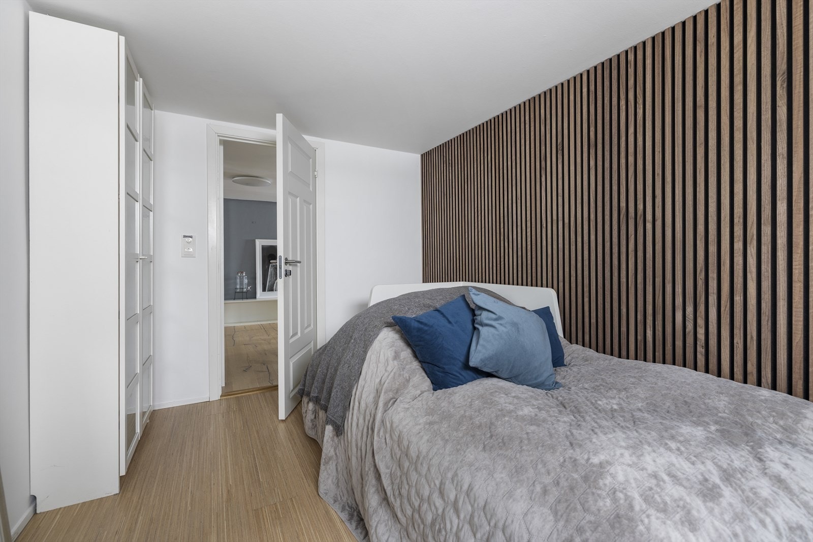 Gulvene er belagt med enstavs parkett og det er ifølge eier lagt gulvvarme i hele underetasjen. Galleribilde