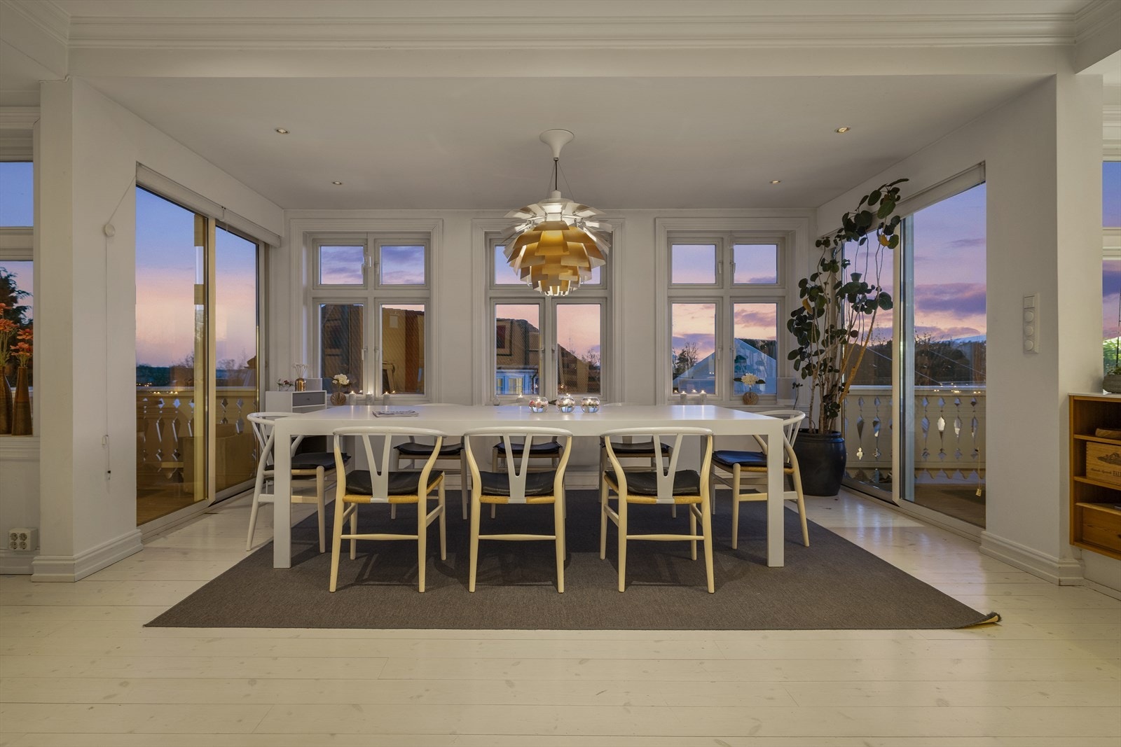 Spisestuen ligger fint plassert i tilknytning til kjøkkenet. Galleribilde