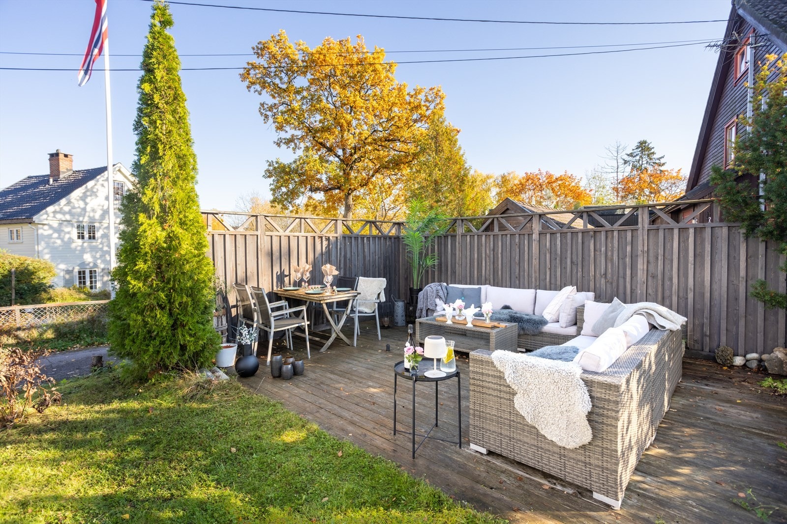 Solrik hage med platting, ideell for grillkvelder og hyggelige stunder. Galleribilde