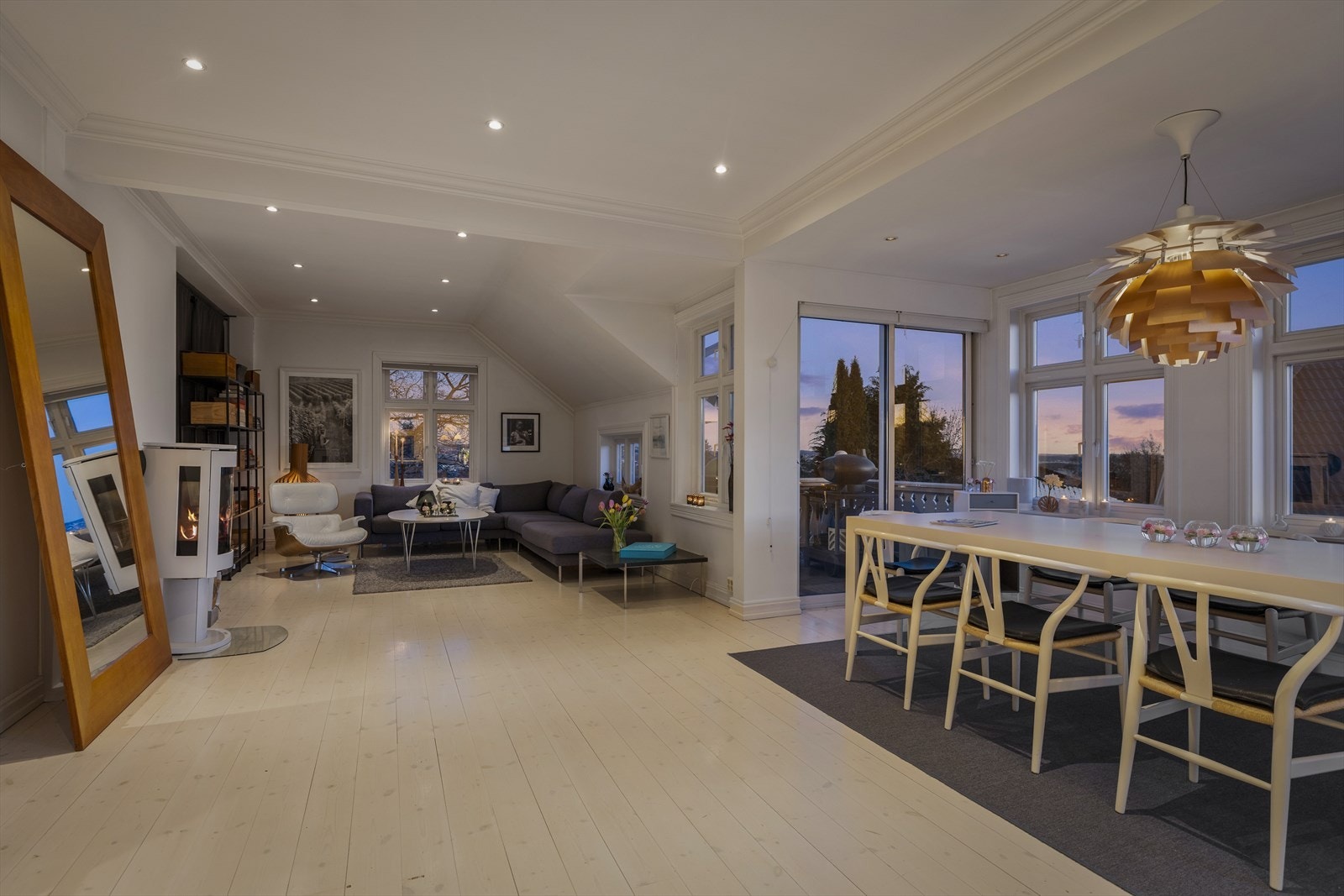 Fra balkongen og stuen kan du nyte byens lys som glitrer om kvelden. Galleribilde