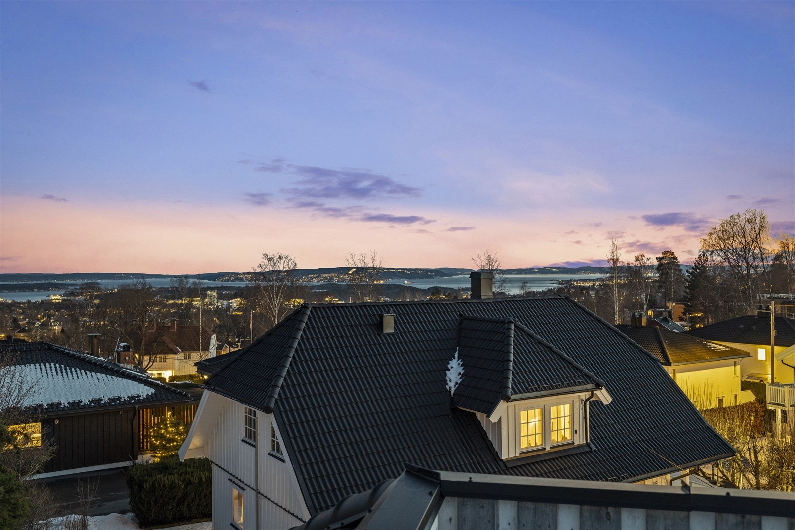 Fra terrassen er det flott utsikt mot grønne omgivelser, byen og fjorden. Galleribilde